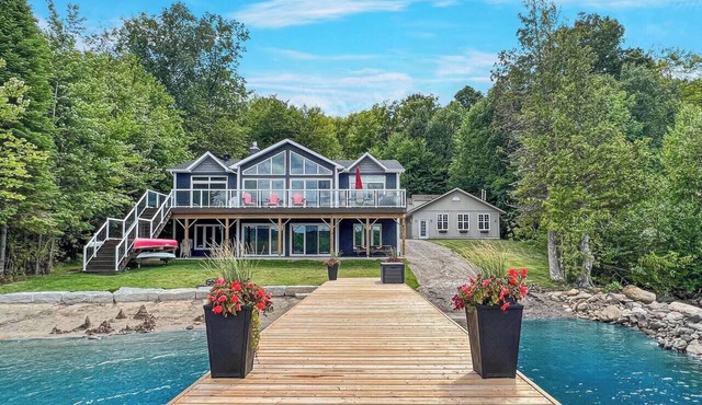 Buena Vista Executive Cottage - Redstone Lake in Dysart et al