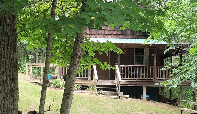 Buffalo Trails Cabin, just a short drive to the Buffalo National River in Jasper