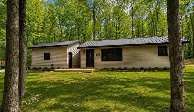 Cabin Fever! Outdoor Hot Tub Snowmobile Trails Ski SxS Trails Lakes in Gaylord