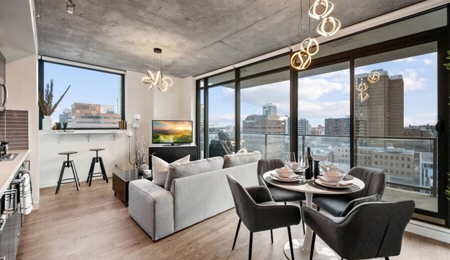 Calgary Tower View | King Bed | AC | Gym | 2BR in Calgary