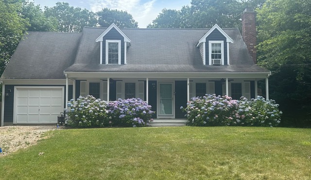 Cape Cod Escape –Short walk to beautiful ocean beach! in South Yarmouth