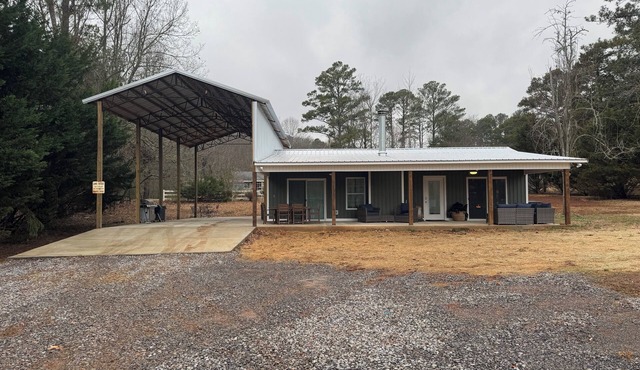Charming 2-bed 2-bath cabin with views of Lake Guntersville from every room. in Guntersville