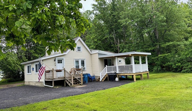 Charming 3-bedroom house with WiFi, spacious yard and close to Lake Erie Beach! in Angola