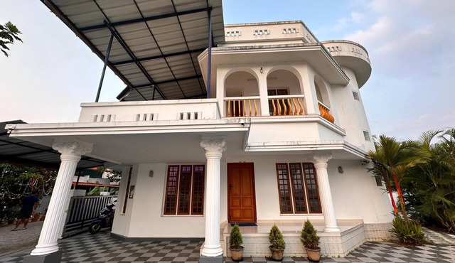 Charming Lake/River front 3 BHK VILLA for DAILY RENT in Cochin,ERNAKULAM in Kochi