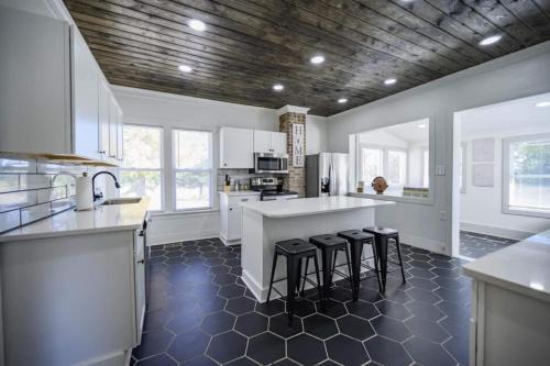 Charming Retreat 5 Min to Tims Ford Lake Sleeps 8 in Winchester