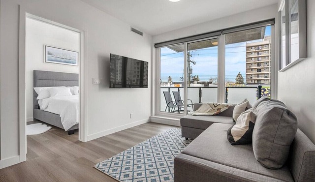 Chic 1BR Kensington unit W/Free UG Parking in Calgary