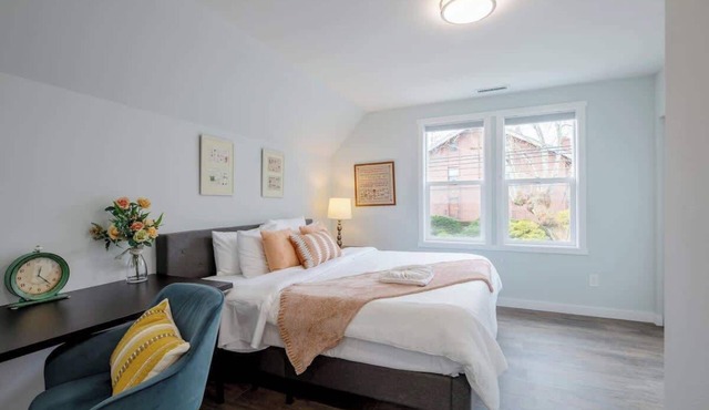 Chic & Modern 6b4b House – Prime Seattle Location! in Seattle