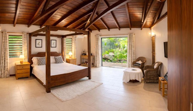 Cinnamon Room Four-Poster Bed, Freestanding Bath, Walk-In Shower & Infinity Pool