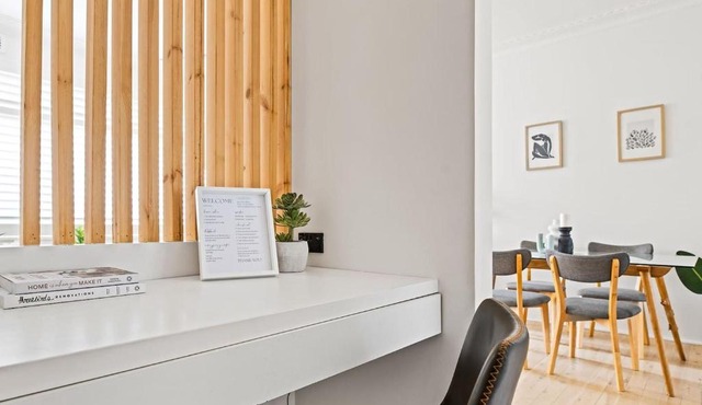 Coastal Corner - Contemporary Chic by the Beach in Sydney