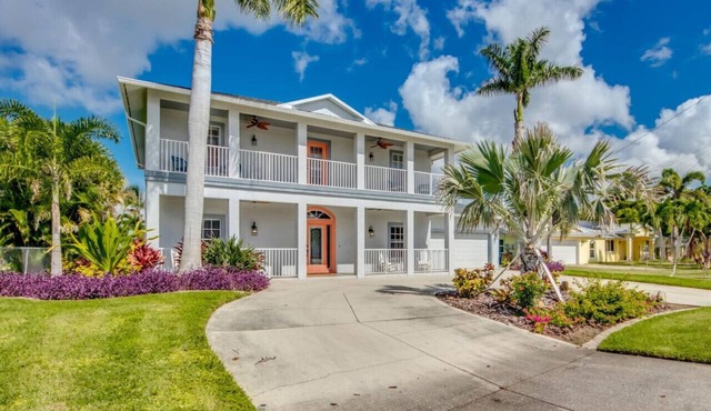 Coastal Heaven: Huge Lanai-Heated Pool-Canal w Private Dock-River Views in Cape Coral