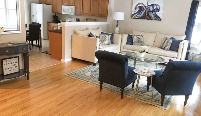 Conveniently Located Cape Cod in TC, Sleeps 6 in Traverse City