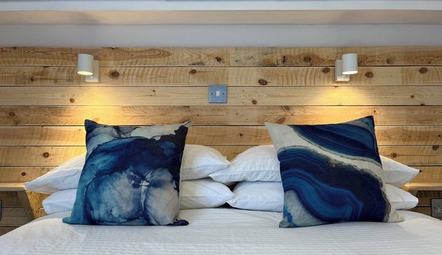 Cosy Cornish lodge 10 minute walk from the beach in Whitsand Bay