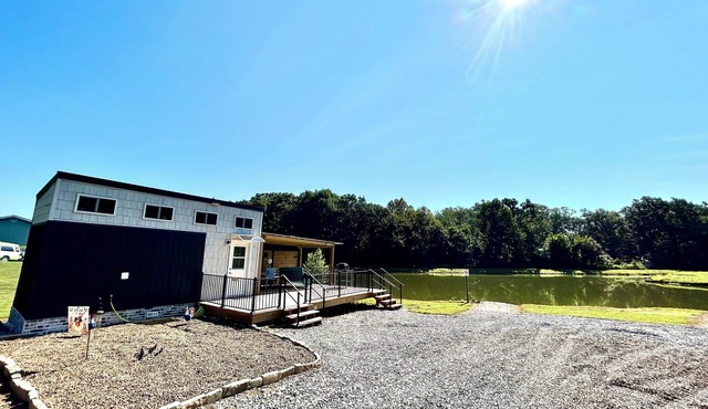 Country Container Tiny House. Experience peace by the water & native wildlife! in Fulton