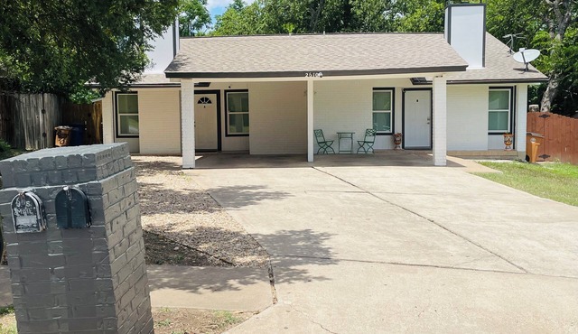 Cozy 2BR Duplex ★ AC & Heating ★ Minutes from Downtown Austin in Austin