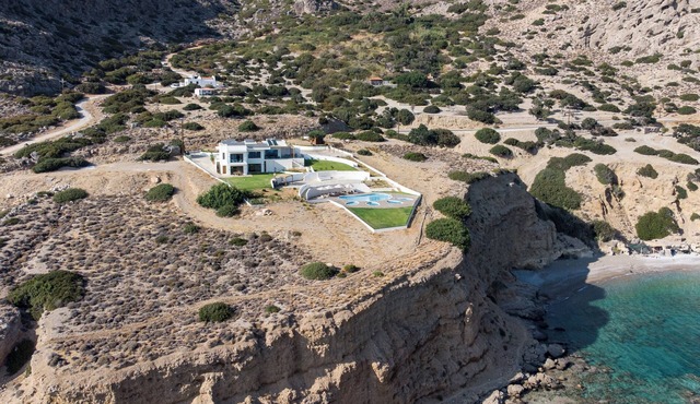 Cretan Beachfront Villa Atalandia With Heated Pool, Gym, Bbq & Office in Goúdhouros
