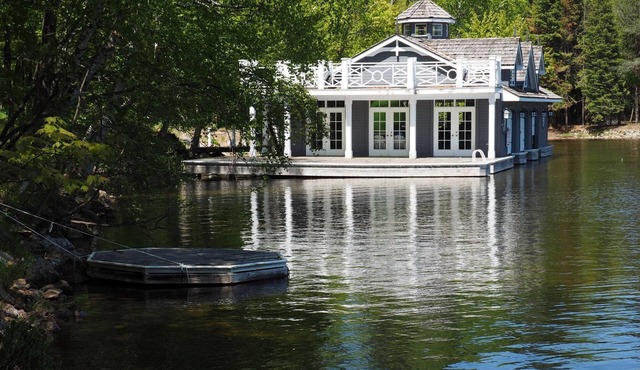 Custom Built 5 brdm, 4 bath on Lake of Bays! Sandy Beach! Boathouse! SW Exposure in Dwight