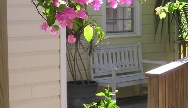 Cute Cozy Cottage with private entrance and ocean views in prime neighborhood in St. John