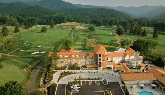 Direct Golf Access | Pool, Fitness Center & Dining in Waynesville