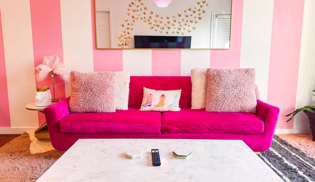 Dolly's Delight: Boutique Bliss Mins From Broadway in Nashville