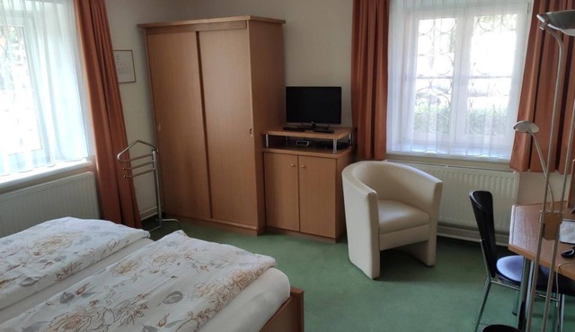 Double room with shower, toilet - free room, pension in Salzburg