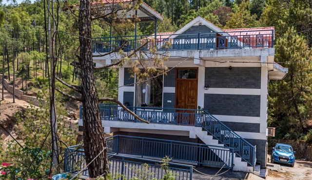 Eagle Heights 4BHK Duplex Apartment in Kasauli by Homeyhuts in Anhech