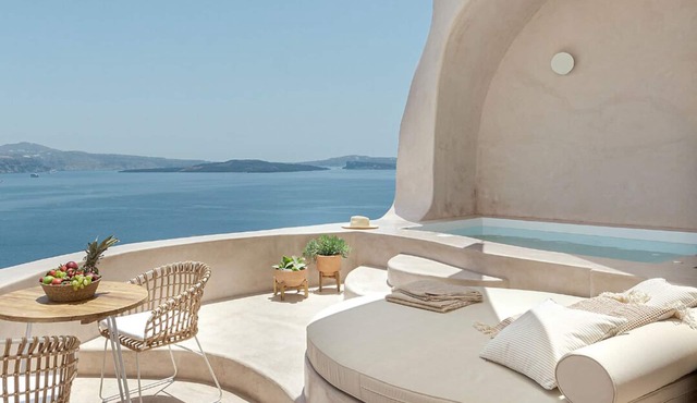 Exotic Cave Suite with Hot Tub and Sea view by Caldera Houses in Oía