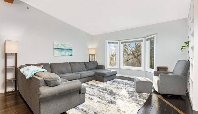 Family-Friendly 4-Bed Retreat. Entire home in Eagan, Minnesota, United States in Eagan
