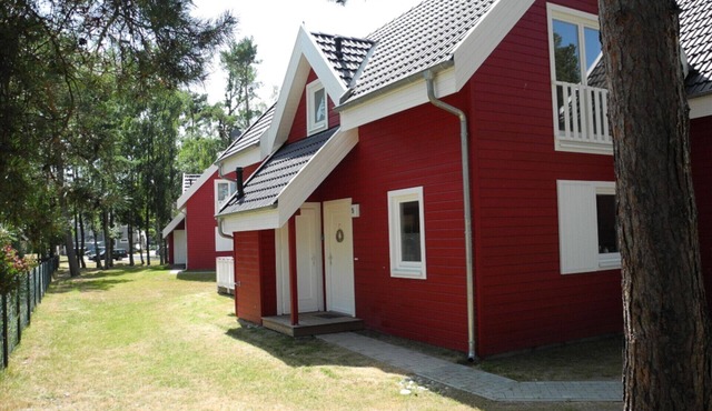 Felilotte Vacation Home in Glowe. Spacious patio with lounge chairs and an electric grill. Pure relaxation in the infrared sauna. Cozy living area with Apple TV and a fireplace. Dogs are welcome in Glowe