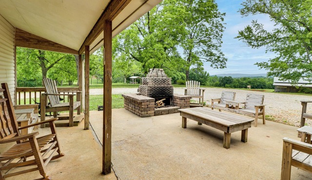 Fire Pit, Patio, Views! Group Lodge in Cheaha Mtns in Delta