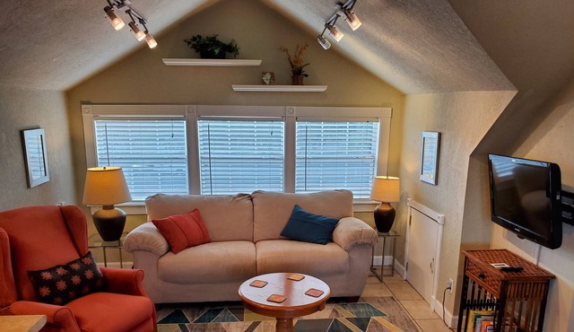 Freestanding Apt with EV Charger in Bulverde