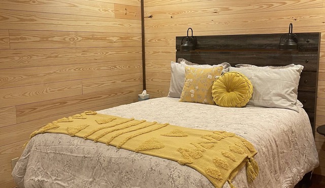 Fully remodeled cabin minutes from Walls of Jericho, Circle E, The Glass House in Hytop