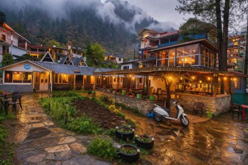 Giggling Goons Cabins & Kitchen in Kasol