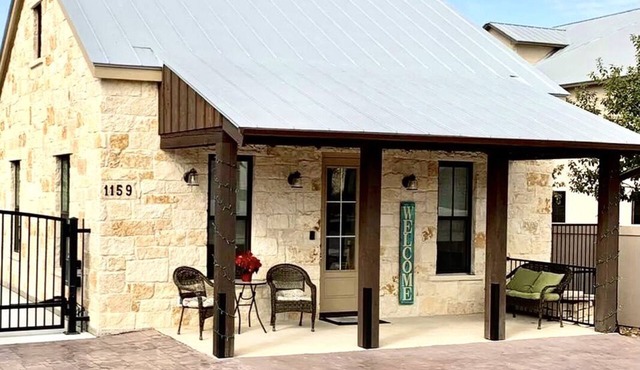 Gorgeous 2 bedroom Casita on the Guadalupe River walking distance from Gruene. in New Braunfels