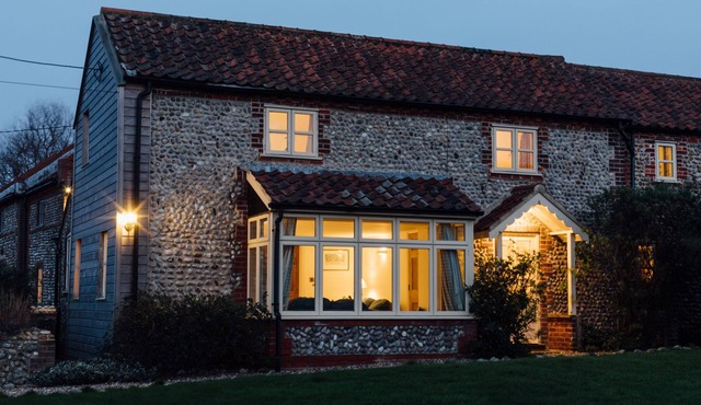 Gorgeous flint cottage overlooking the marshes, walking distance to beach in Nr Cley next the Sea