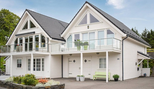 Gorgeous home in Herdla with house sea view in Herdla