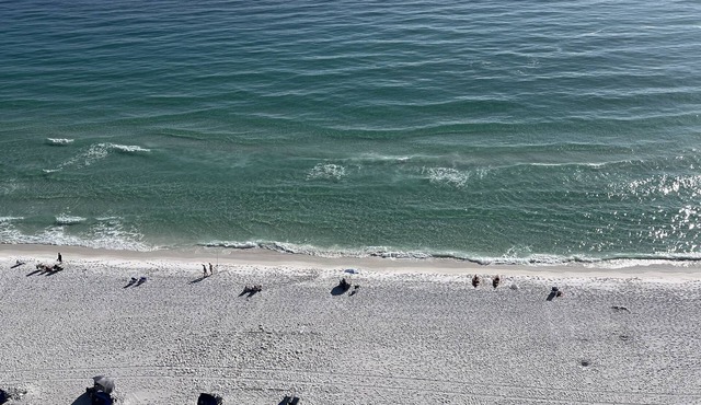 GULF FRONT with Amazing Views, 3 Pools, Tiki Bar! LOCATION! 17th Floor in Destin