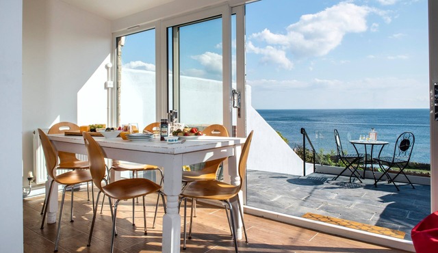 Hawkins - A Coastal Cottage with Hot Tub & Stunning Views in Portwrinkle