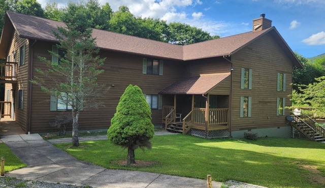 HF 15 -Perfect Family Retreat! Sleeps 24! Hot tub! in Dryfork