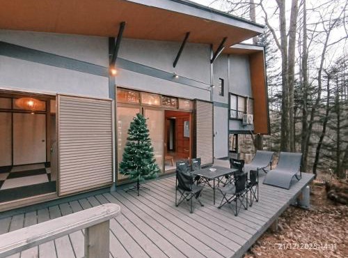 Hilltop Villa Karuizawa - Peaceful Hilltop Forest Retreat with Mountain View in Tsumagoi