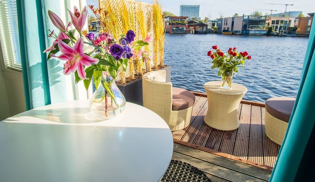 Houseboat – wake up with great view! in Oud-Zuid