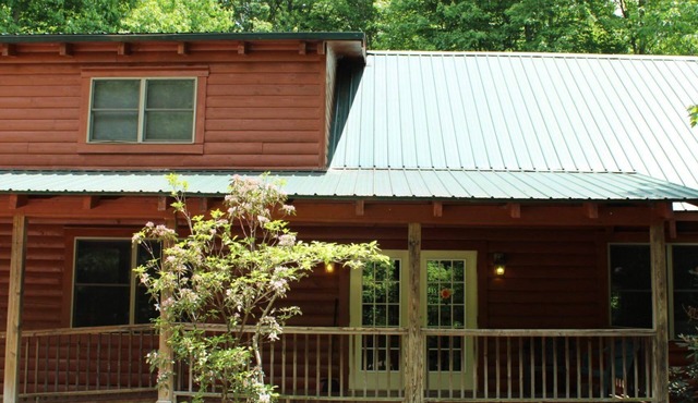 Insignificant Cabin: Spacious 5BR, 3.5BA Retreat with Hot Tub in Hico