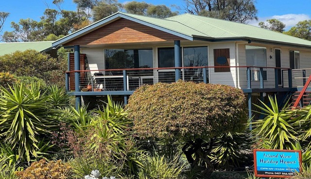 Island View 1 - Sunsets - Quality - Sandy Beaches Across the Road in COFFIN BAY