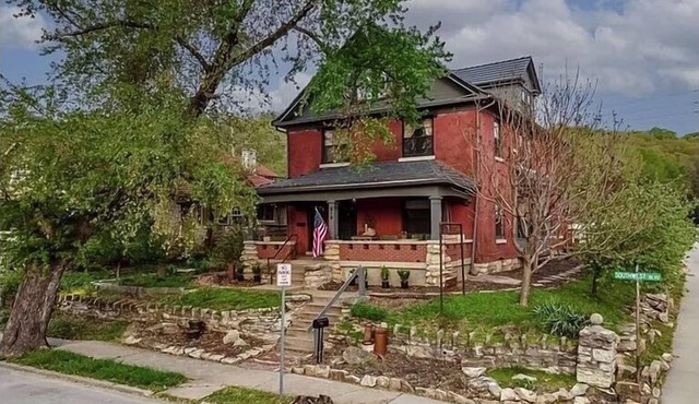 KC Blvd Heights: Spacious 7BR Home, Central Locale in Kansas City