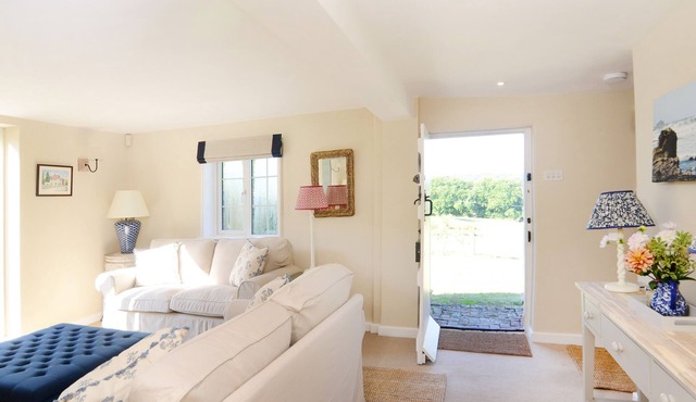 KEEPERS COTTAGE, pet friendly, with open fire in East Meon in Petersfield