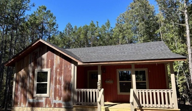 Knotty Pine cabin, Couples Retreat w/Hot Tub And Patio Gas log Fireplace. in Jasper