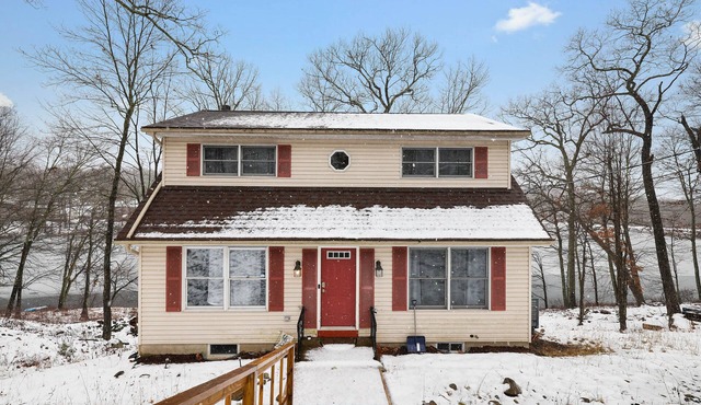 LAKE FRONT HOME in SAW CREEK, BUSHKILL in Bushkill