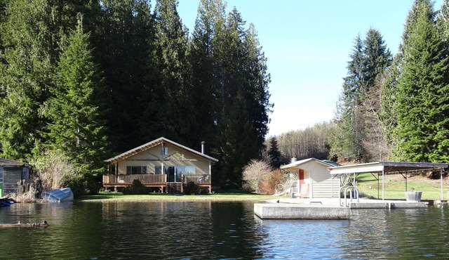 Lake house @ Lake Roesiger - Private beach & 1 acre of solitude in Snohomish