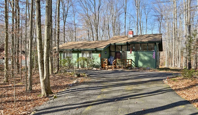 Lake Naomi close to attractions all yr round-trails, skiing, landmarks, swim fun in Pocono Pines