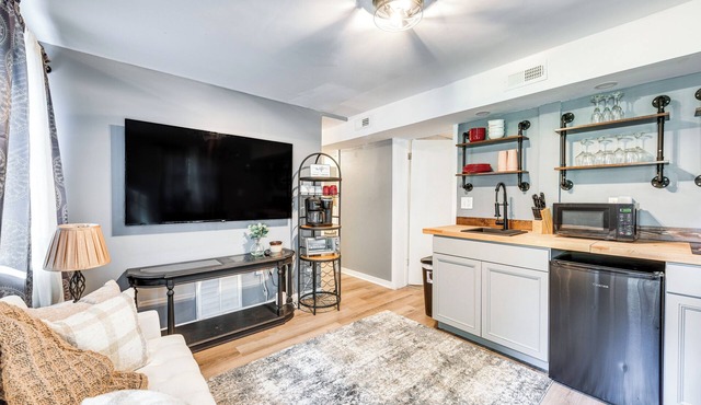 Lakefront Guest Suite Near Richmond in Richmond