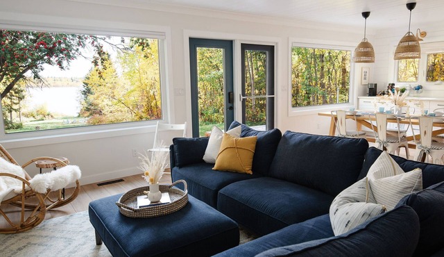 Lakefront home with stunning sunrise view, King bed - a nature lover's paradise in Spring Lake
